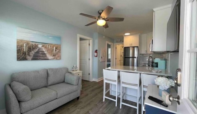 Cozy Poolside Hideaway 2 Blocks to Beach - 4 Beach Badges + Linens & Towels