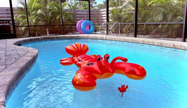 Cozy Poolside Oasis- very private, heated pool, 7min to beach-2 King beds