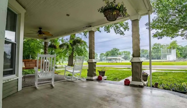 Cozy Porch, Walk to Missouri Star, Family Games