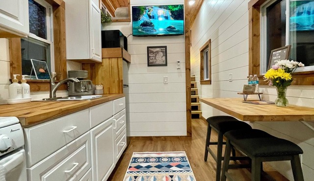 Cozy Porter Creek Retreat - 5 miles to downtown