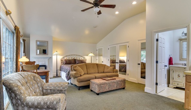 Cozy Portland Studio w/Electric Fireplace