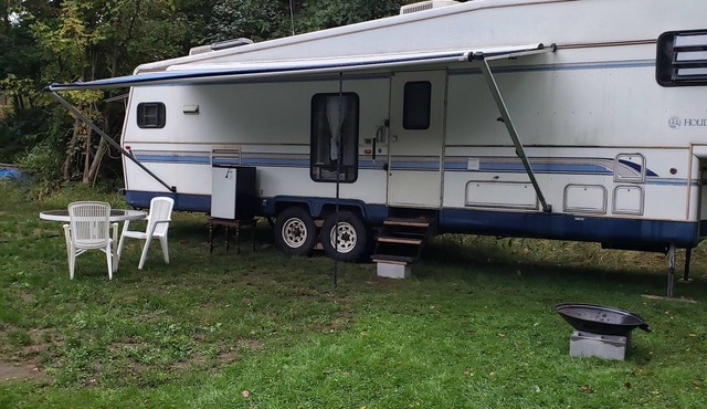 Cozy primitive Rambler RV in Westport Renovo Pa river access