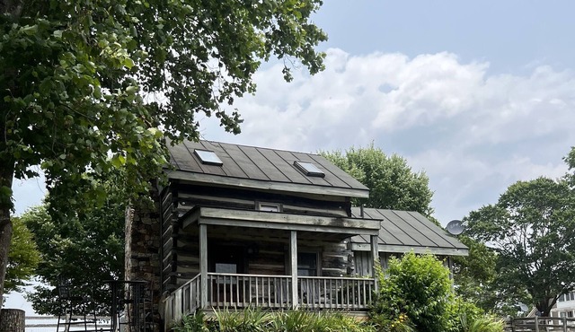 Cozy, private, 1 bedroom cabin w/beautiful view