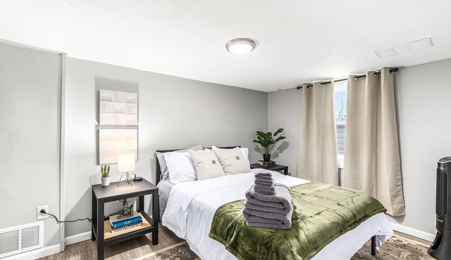 Cozy & Private 1BR Basement suite in Hazel Park