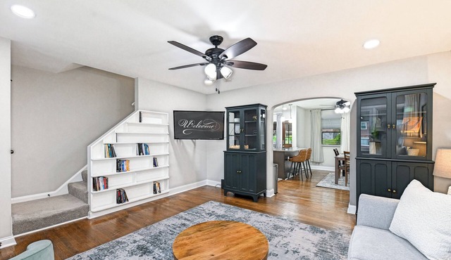 Cozy Private 2 Bedroom w/Shared Wash & Dryer by Golf Course, Univ, & Hospitals