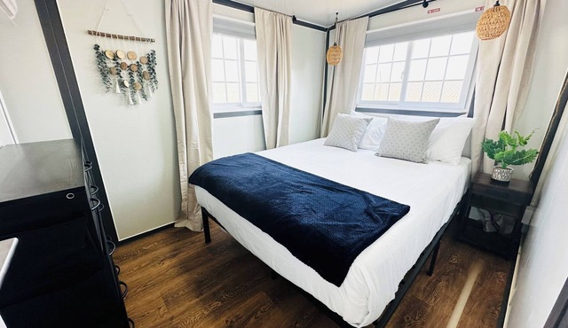 Cozy, Private 2 bedroom BoxHouse in Pecos: Queen bed with Twin over Full Bunk Be