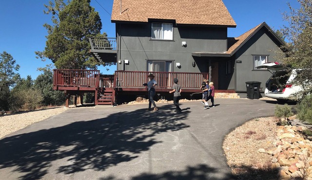 Cozy Private 2-Bedroom Big Bear Cabin on 1 acre w/Pano MTN Views, Jacuzzi, WiFi