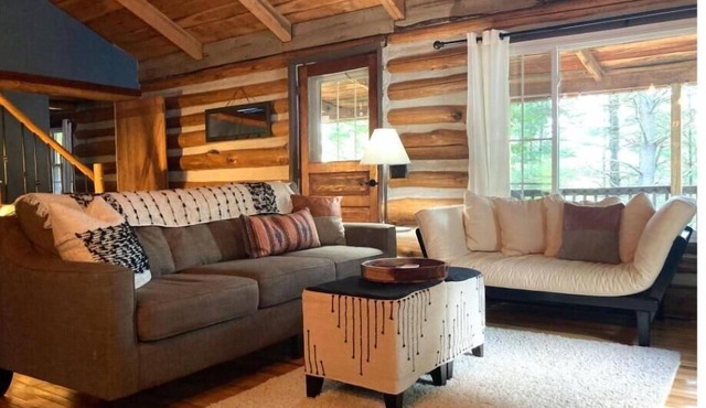 Cozy, Private 3-bedroom cabin with WiFi, Hot Tub, and Games Near State Parks