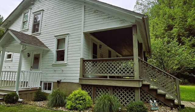 Cozy, private 3 BR get-away near Clarion. Long term stays welcome. Pet-Friendly!