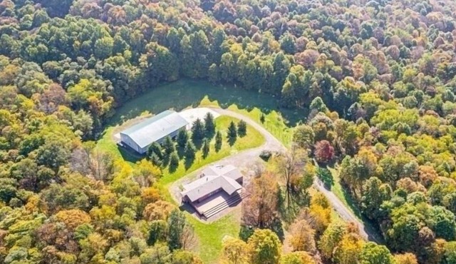 Cozy, PRIVATE, 4-bedroom cabin on 40 acres.