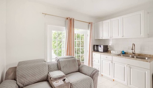 Cozy Private Apartment in Vero Beach with Garden View