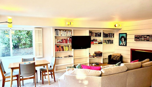 Cozy private apartment with parking Olympic Manor, Ballard, North Beach