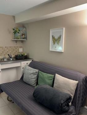 Cozy Private Basement Suite Beside Plaza Free Parking Walk to Groceries & Dining