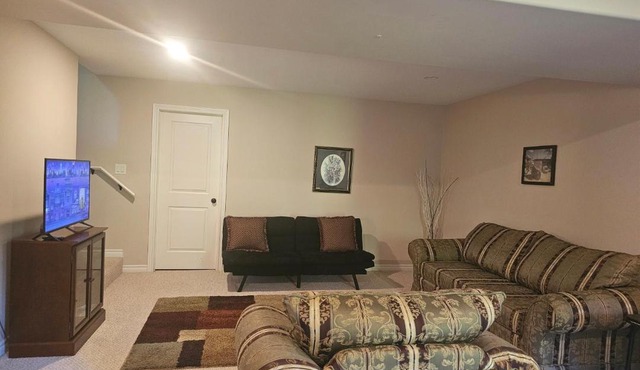 Cozy, Private Basement Suite