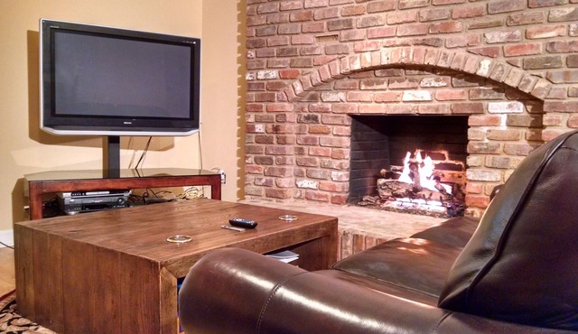 Cozy private basement suite with separate entrance, GREAT neighborhood! We own!