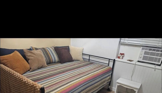 Cozy private bedroom and bath in shared house in beautiful Big Pine