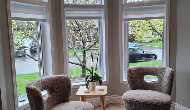 Cozy private bedroom & bathroom in charming Pincourt