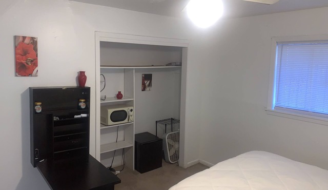 Cozy Private Bedroom/bath with smoking allowed