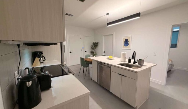 Cozy private bedroom in 5 bed-2bath apartment in Austin with AC and gym