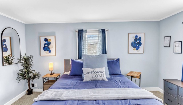 Cozy PRIVATE BEDROOM shared space in serene Hebron with AC, WiFi