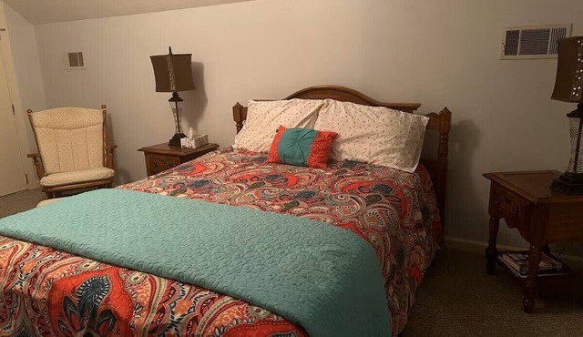 Cozy private bedroom w/full bath & free parking