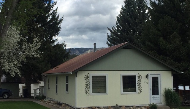 Cozy Private Candlelight Cottage on Main Street in Lava Hot Springs