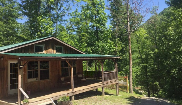 Cozy private Cabin Farm stay with WiFi in Irvine