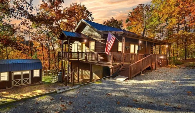 Cozy Private Cabin - Hot Tub, Pool Table, Fire Pit, Near Lake & MORE!