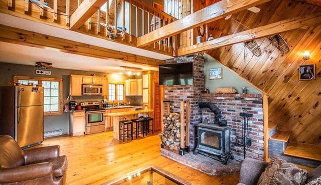 Cozy Private Cabin in Andover - Fireplace & Hot tub
