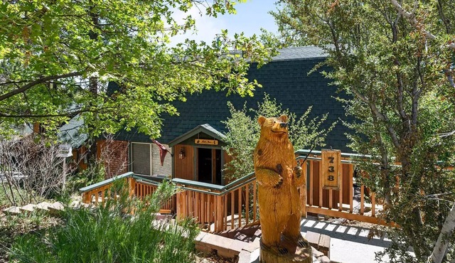 Cozy Private Cabin in the Upper Moonridge Area w/WiFi/TV/Fireplace