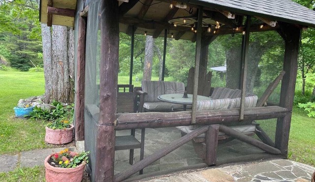 Cozy private cabin with wifi. Close to Ski, Golf, Lakes and beach.Dog friendly