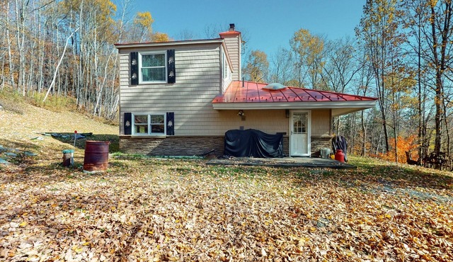 Cozy private cabin w/d, TVs, wifi, deck, close to skiing & golfing