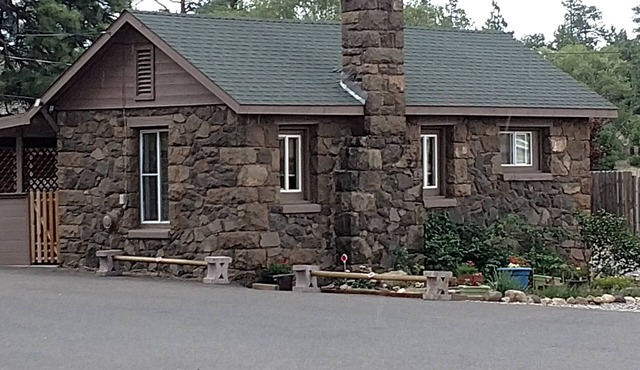 Cozy Private Cabin Within Flagstaff City Limits~Freestanding Guesthouse