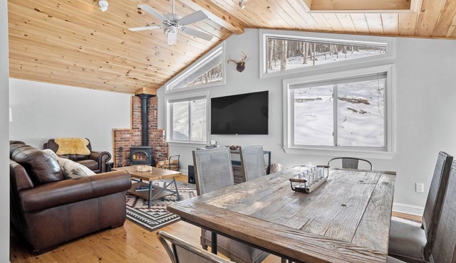 Cozy Private Chalet-Close to Skiing with Hot Tub-Pet Friendly