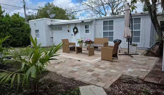 Cozy Private Cottage Close To Downtown and Beaches
