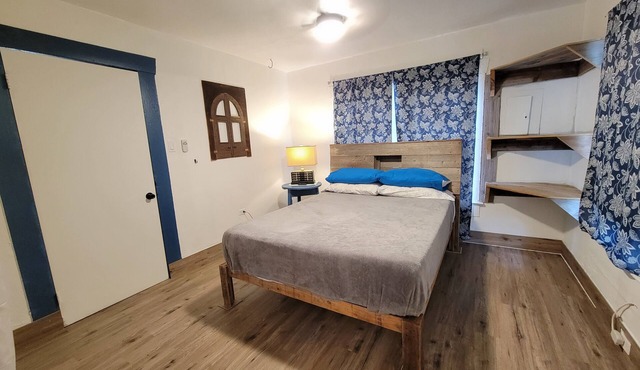 Cozy private cottage only 2 miles to downtown & ATT center