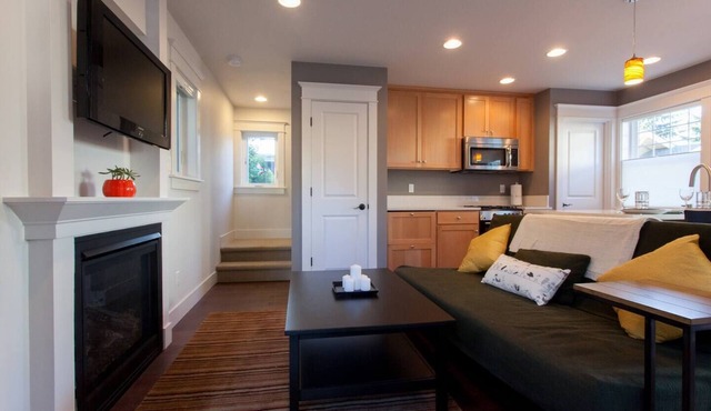 Cozy Private Cottage Near Downtown Portland