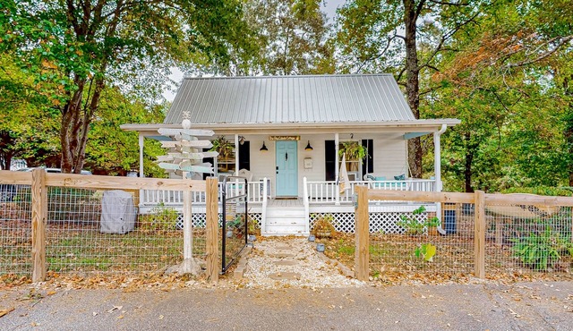 Cozy private cottage on shared property with firepit & W/D - dog-friendly