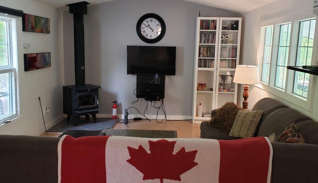 COZY PRIVATE COTTAGE WITH BOAT LAUNCH, ON BEAUTIFUL BOBS LAKE ON.