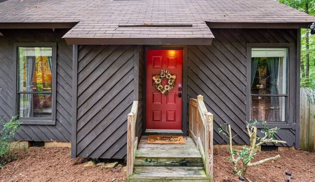 Cozy Private Duplex Tucked Away- 15 Min from UNC