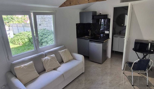 Cozy private studio 15 min from Orly Airport & 15 min from Paris (RER C)