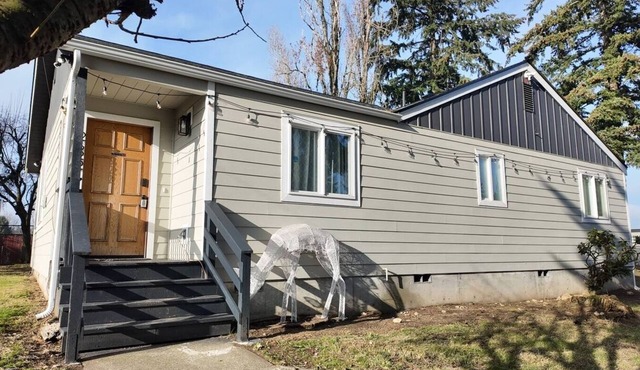 Cozy private gated home 5 mins to airport