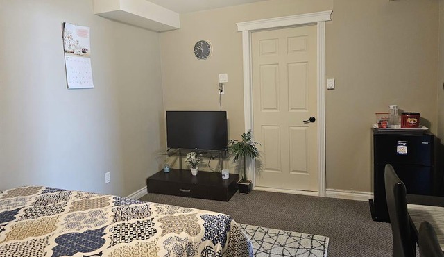 Cozy & private guest suite in Portland Estate, close to lakes, trails &shopping