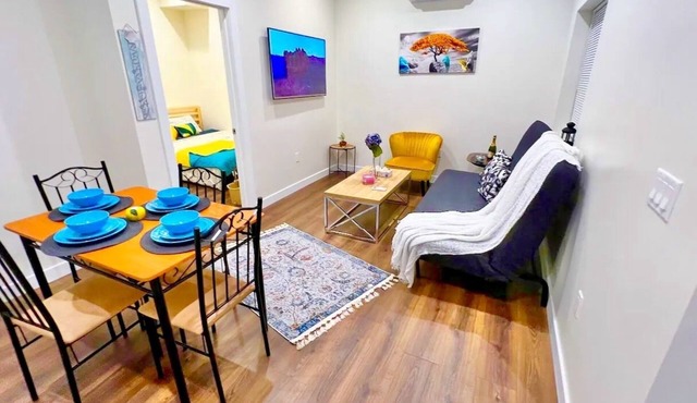 Cozy Private Guest House, Near Shopping Centers on the Best Street in Reseda