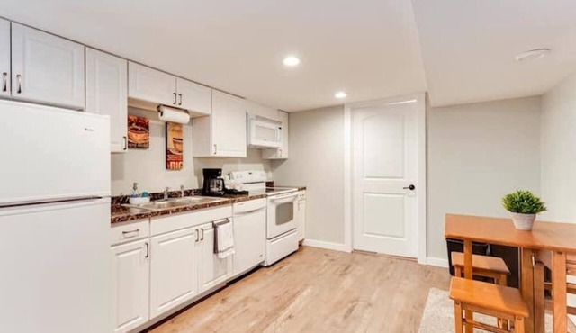 Cozy Private House W/Beautiful View of Lake Owasso!