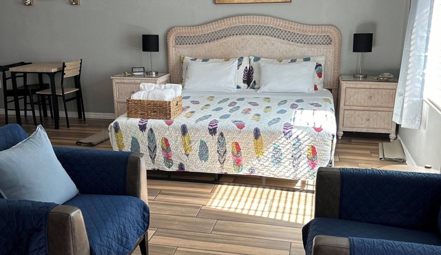 Cozy Private King Studio w Large Driveway Free Wi-Fi Kitchenette Self CheckIn