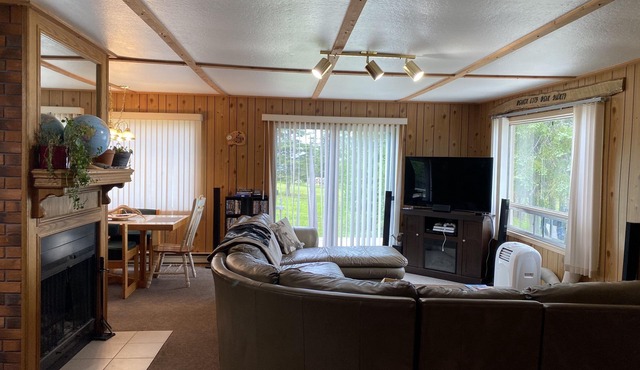 Cozy Private lake front cabin with sand beach!