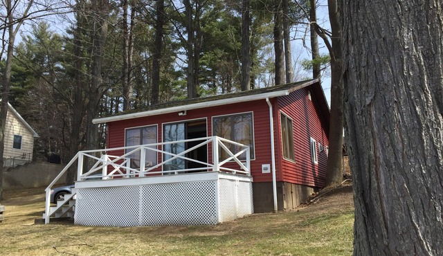 Cozy Private Lake Cottage Minutes to Lake George & Saratoga Springs Pet Friendly