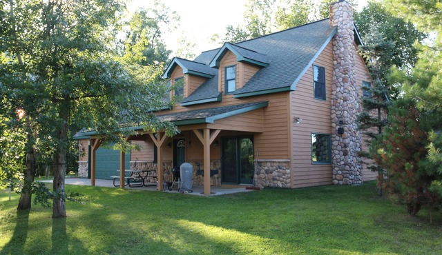 Cozy Private Lakefront Terry Redlin-Style Cabin w/ Unique Loft