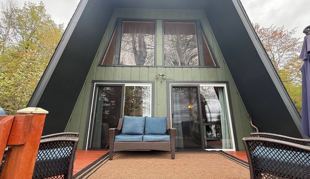 Cozy, private lakefront cottage with sunset view!